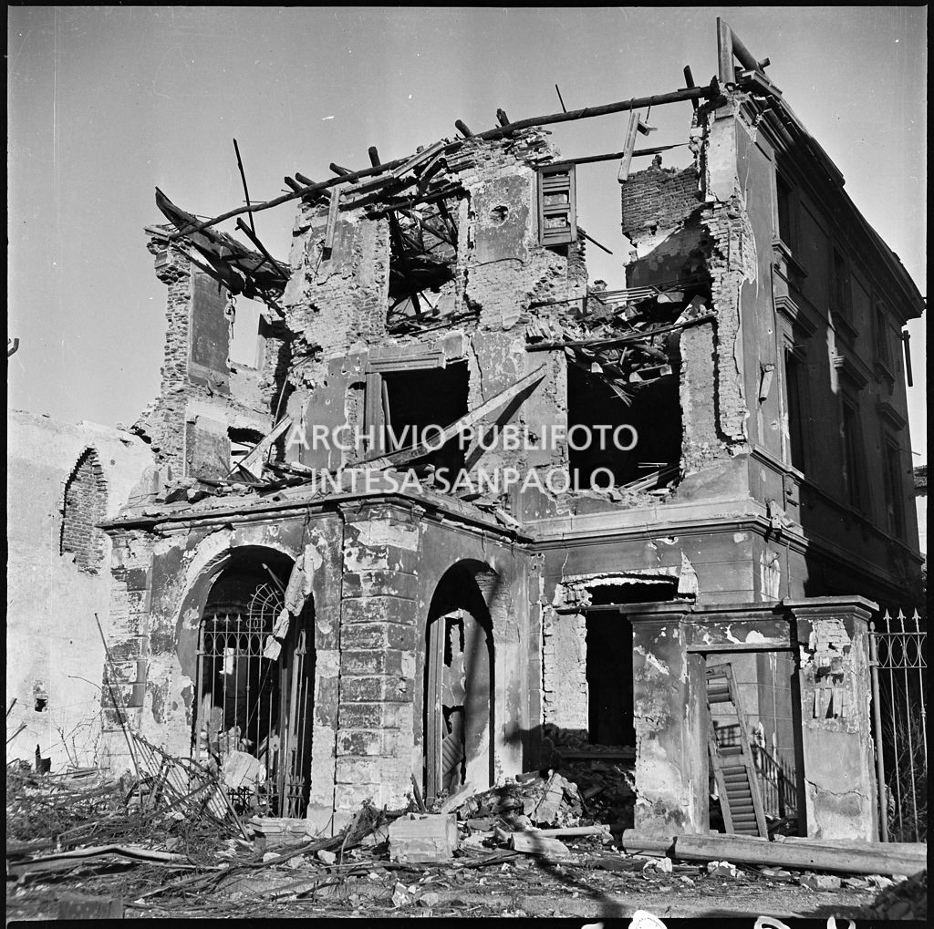 La fabbrica di accessori per cicli Fratelli Pietra, in via Pietro Gassendi a Milano, distrutta dai bombardamenti