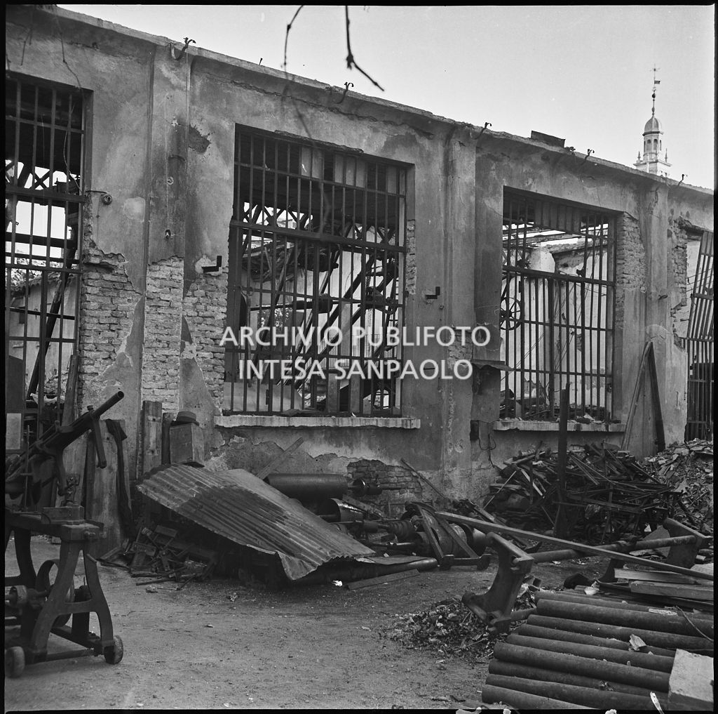 La fabbrica di accessori per cicli Fratelli Pietra, in via Pietro Gassendi a Milano, distrutta dai bombardamenti