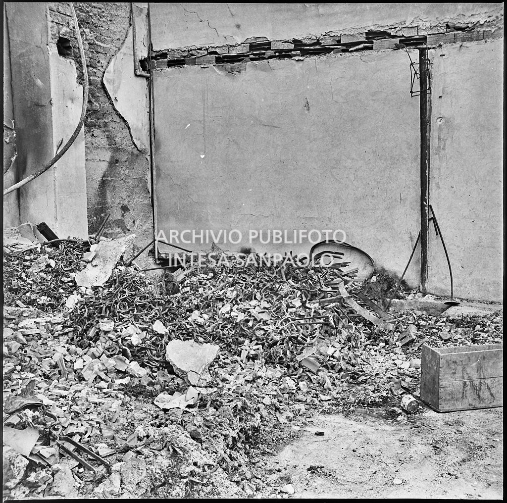 La fabbrica di accessori per cicli Fratelli Pietra, in via Pietro Gassendi a Milano, distrutta dai bombardamenti
