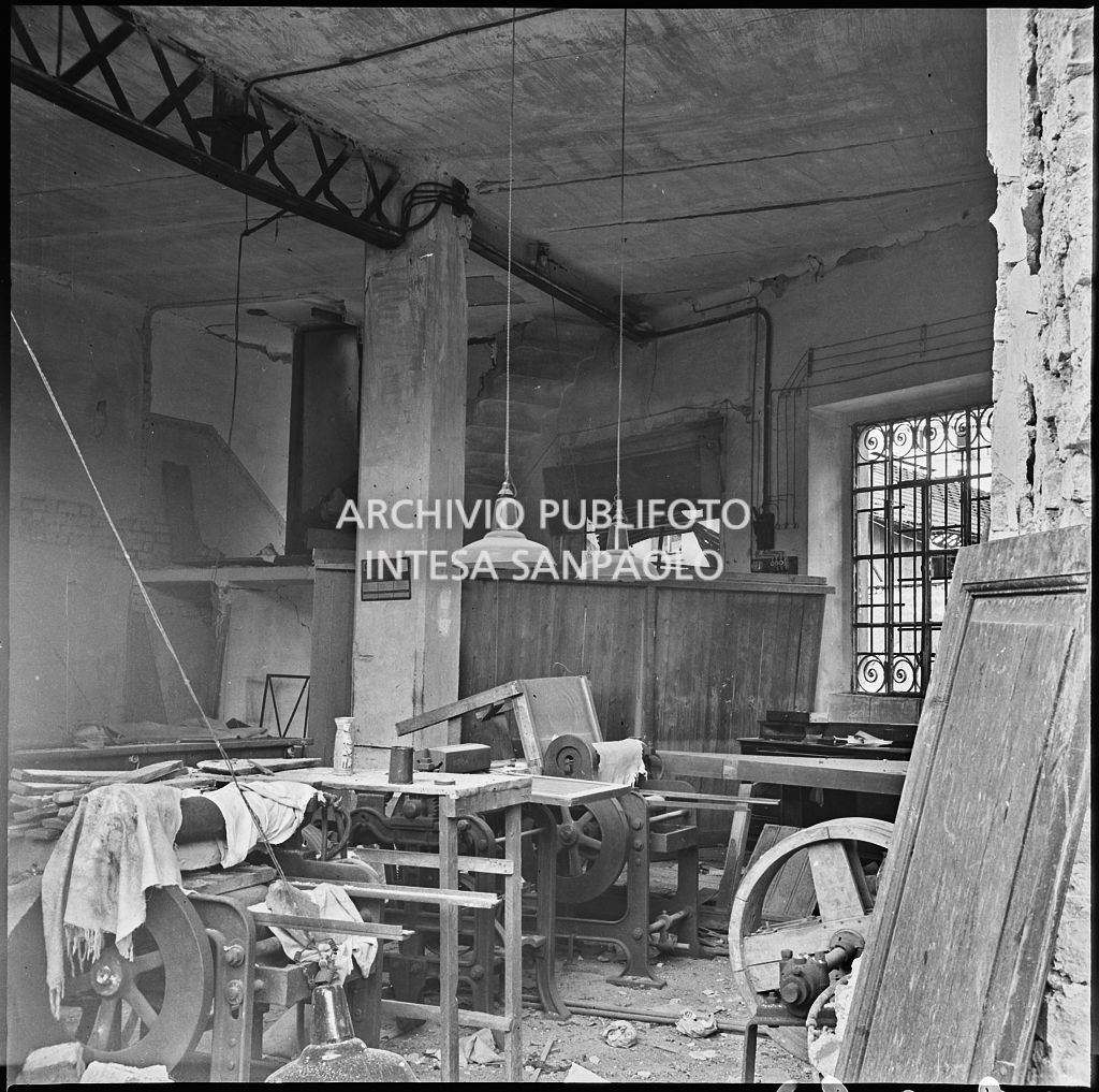 La fabbrica di accessori per cicli Fratelli Pietra, in via Pietro Gassendi a Milano, distrutta dai bombardamenti