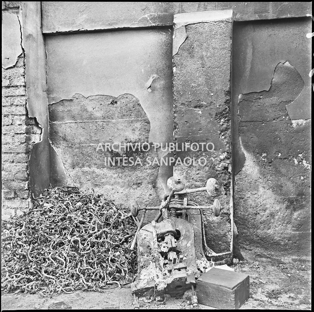 La fabbrica di accessori per cicli Fratelli Pietra, in via Pietro Gassendi a Milano, distrutta dai bombardamenti