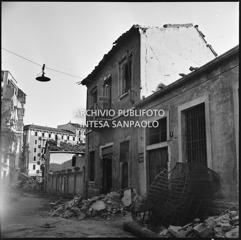 La fabbrica di accessori per cicli Fratelli Pietra, in via Pietro Gassendi a Milano, distrutta dai bombardamenti