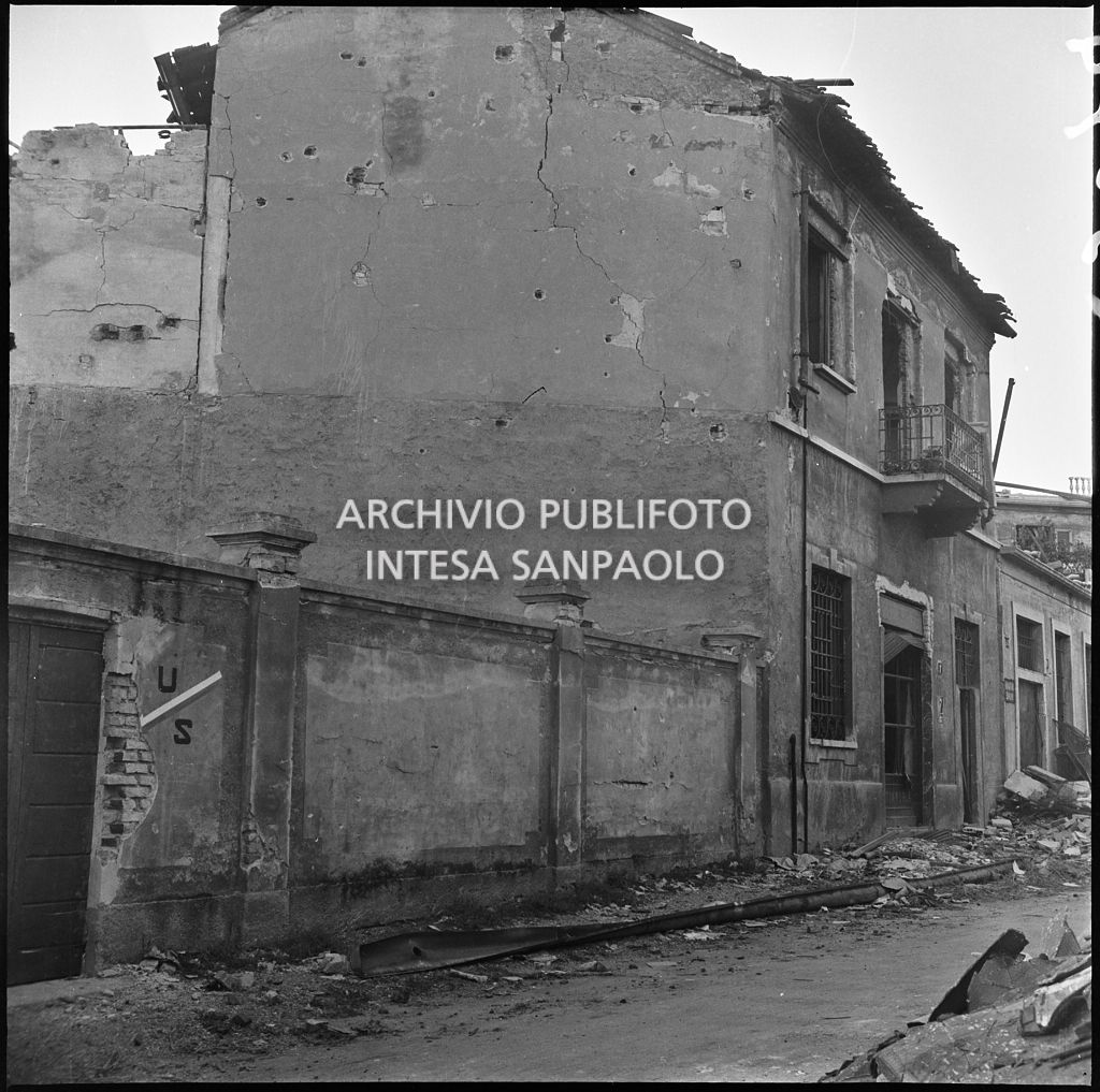 La fabbrica di accessori per cicli Fratelli Pietra, in via Pietro Gassendi a Milano, distrutta dai bombardamenti