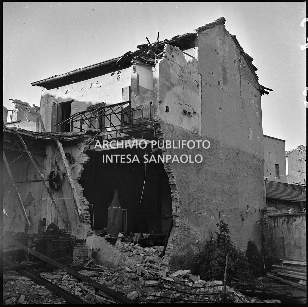 La fabbrica di accessori per cicli Fratelli Pietra, in via Pietro Gassendi a Milano, distrutta dai bombardamenti
