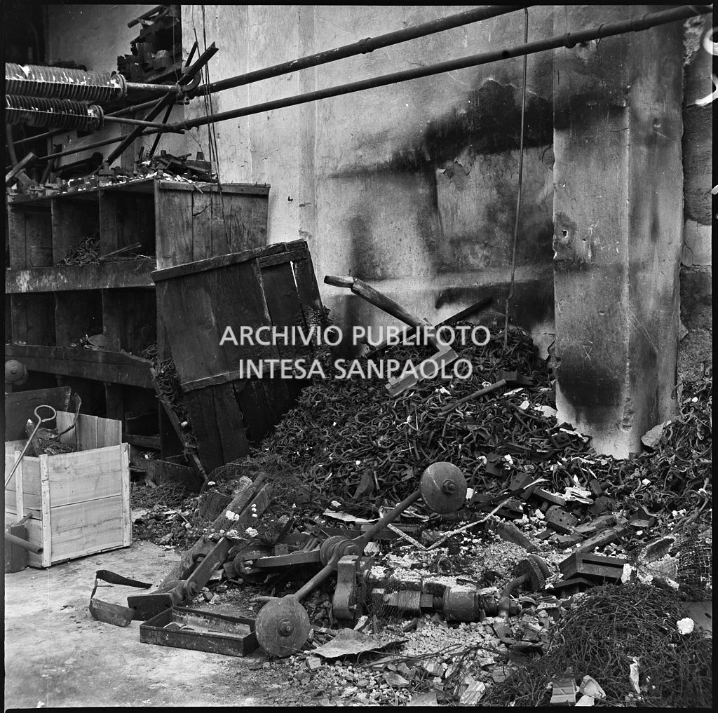 La fabbrica di accessori per cicli Fratelli Pietra, in via Pietro Gassendi a Milano, distrutta dai bombardamenti
