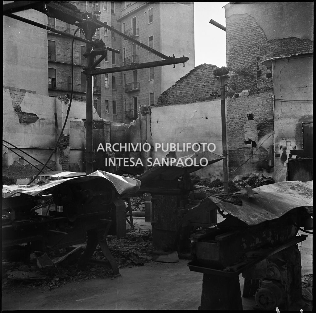 La fabbrica di accessori per cicli Fratelli Pietra, in via Pietro Gassendi a Milano, distrutta dai bombardamenti