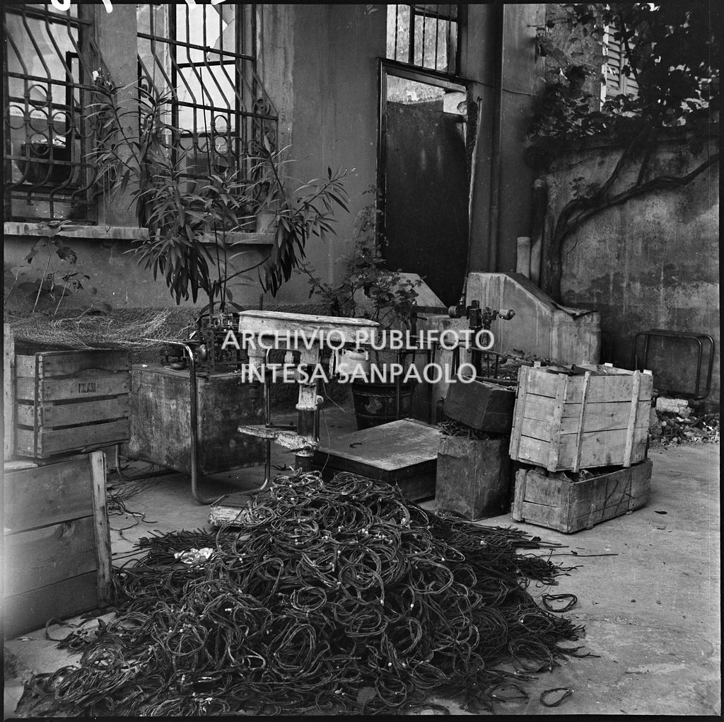 La fabbrica di accessori per cicli Fratelli Pietra, in via Pietro Gassendi a Milano, distrutta dai bombardamenti
