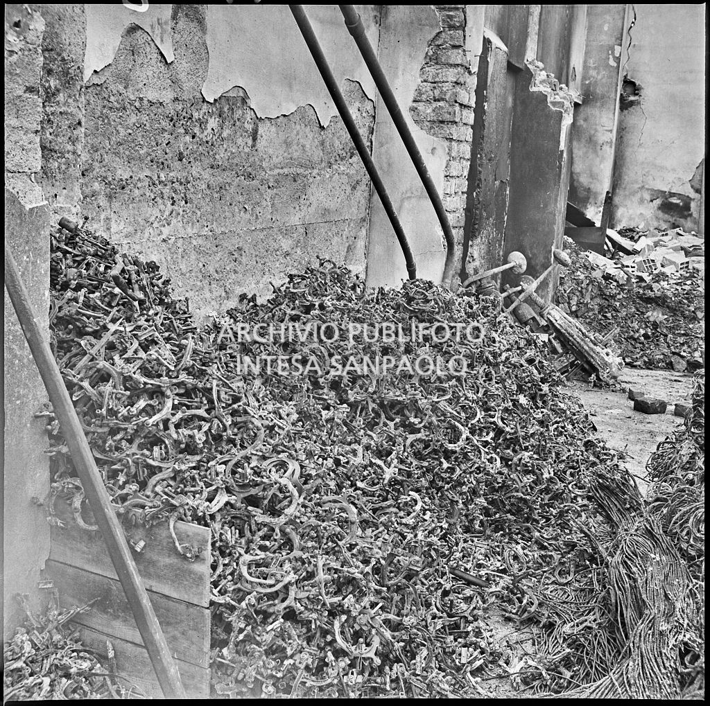 La fabbrica di accessori per cicli Fratelli Pietra, in via Pietro Gassendi a Milano, distrutta dai bombardamenti