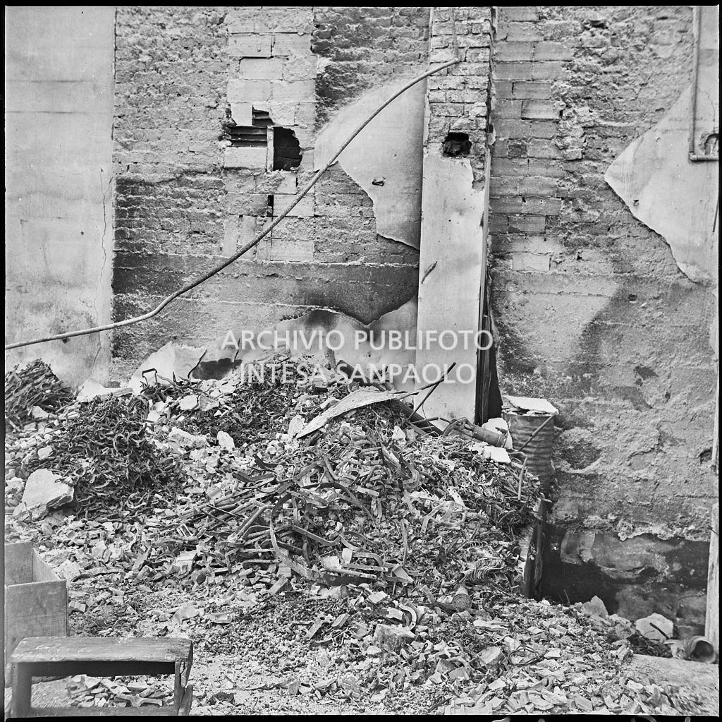 La fabbrica di accessori per cicli Fratelli Pietra, in via Pietro Gassendi a Milano, distrutta dai bombardamenti