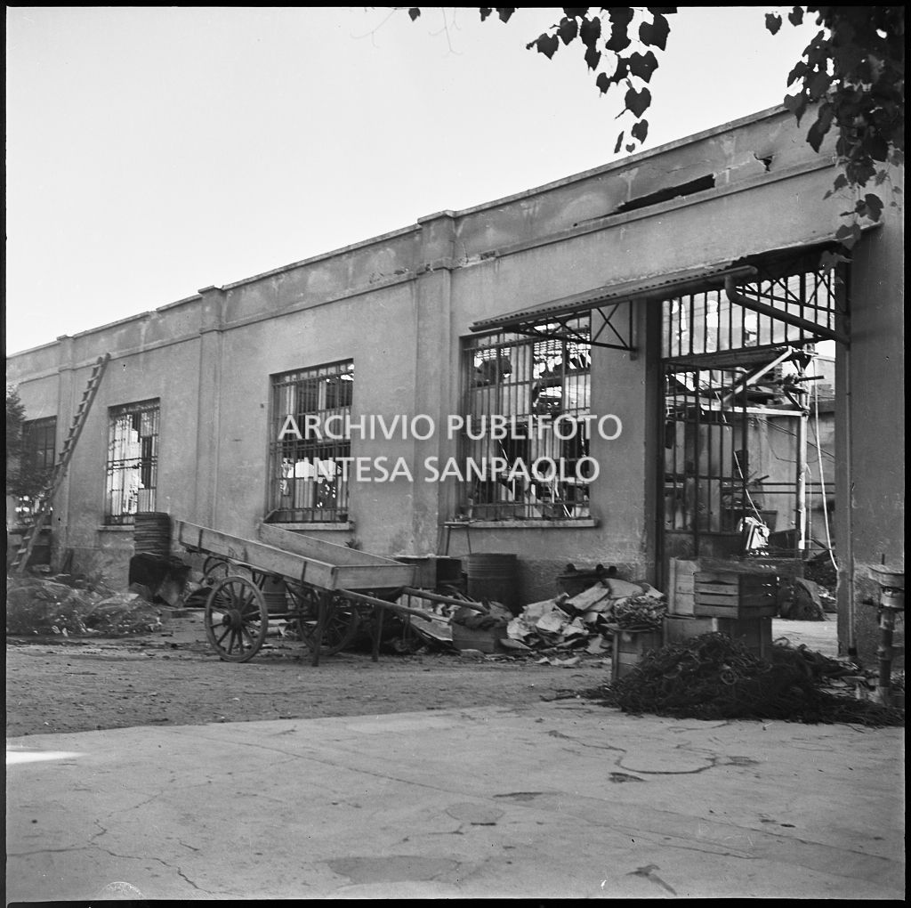 La fabbrica di accessori per cicli Fratelli Pietra, in via Pietro Gassendi a Milano, distrutta dai bombardamenti