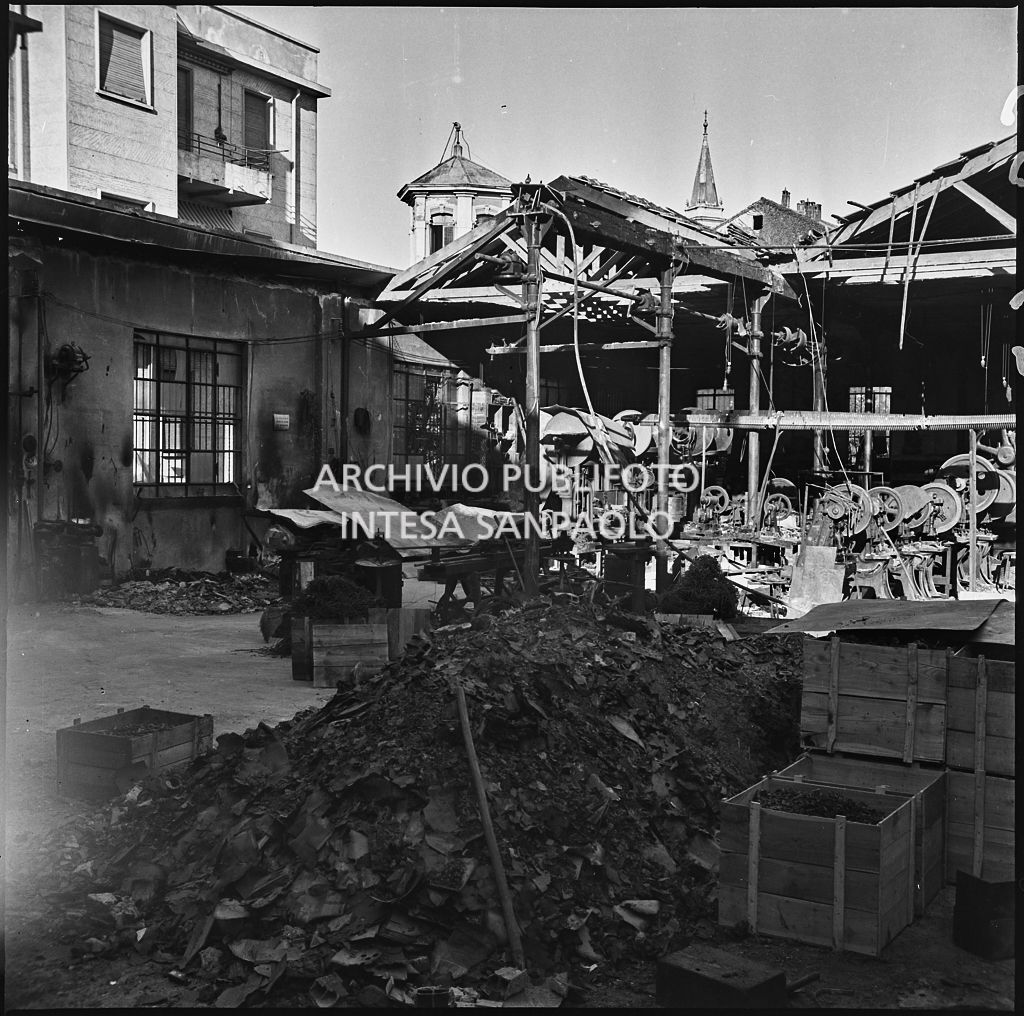 La fabbrica di accessori per cicli Fratelli Pietra, in via Pietro Gassendi a Milano, distrutta dai bombardamenti
