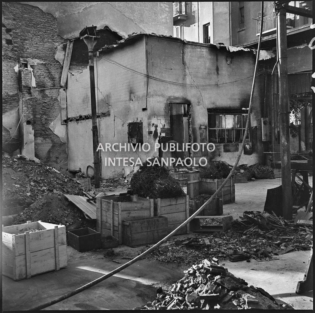 La fabbrica di accessori per cicli Fratelli Pietra, in via Pietro Gassendi a Milano, distrutta dai bombardamenti