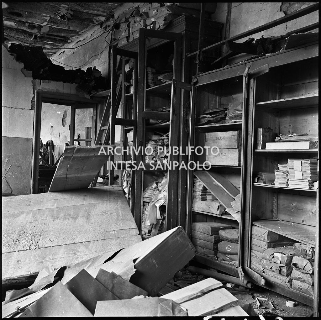 La sede della Plasmon, in via Archimede a Milano, distrutta dai bombardamenti