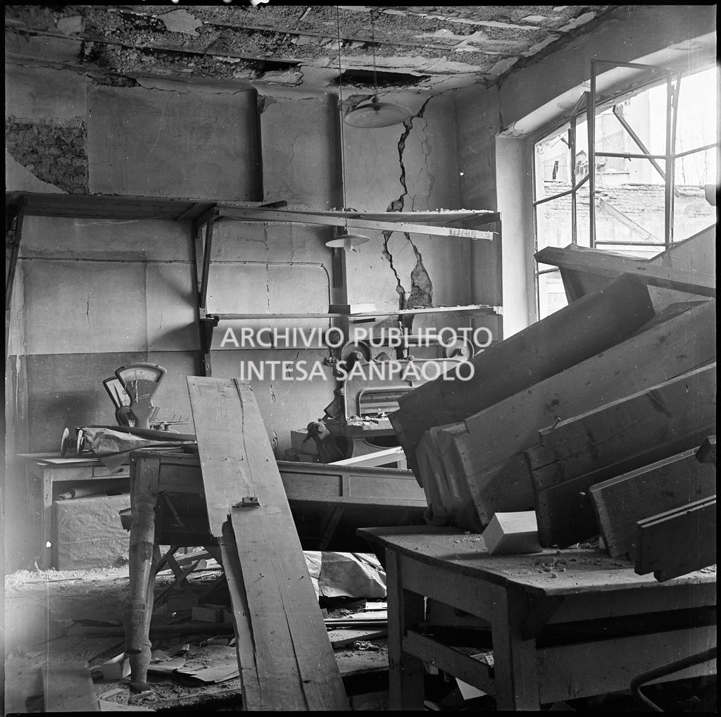 La sede della Plasmon, in via Archimede a Milano, distrutta dai bombardamenti