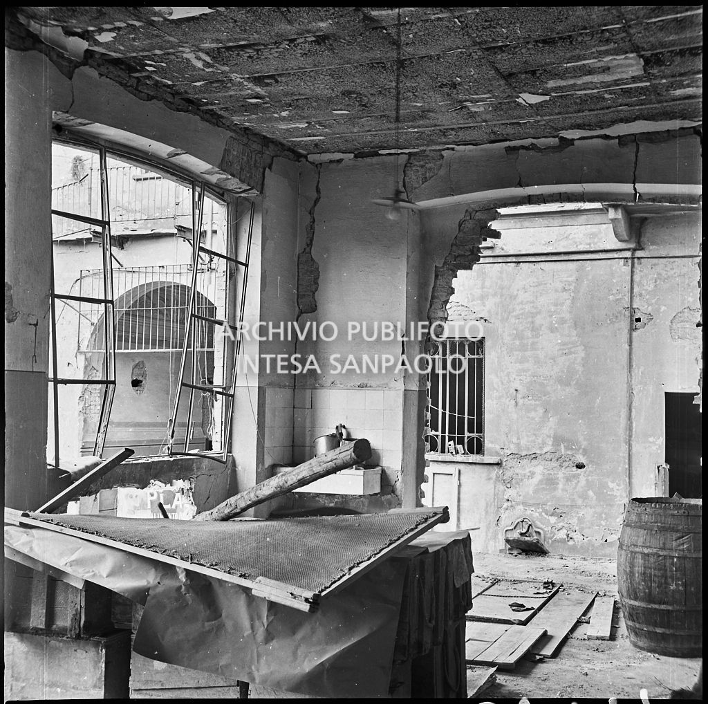 La sede della Plasmon, in via Archimede a Milano, distrutta dai bombardamenti