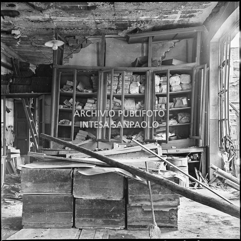 La sede della Plasmon, in via Archimede a Milano, distrutta dai bombardamenti