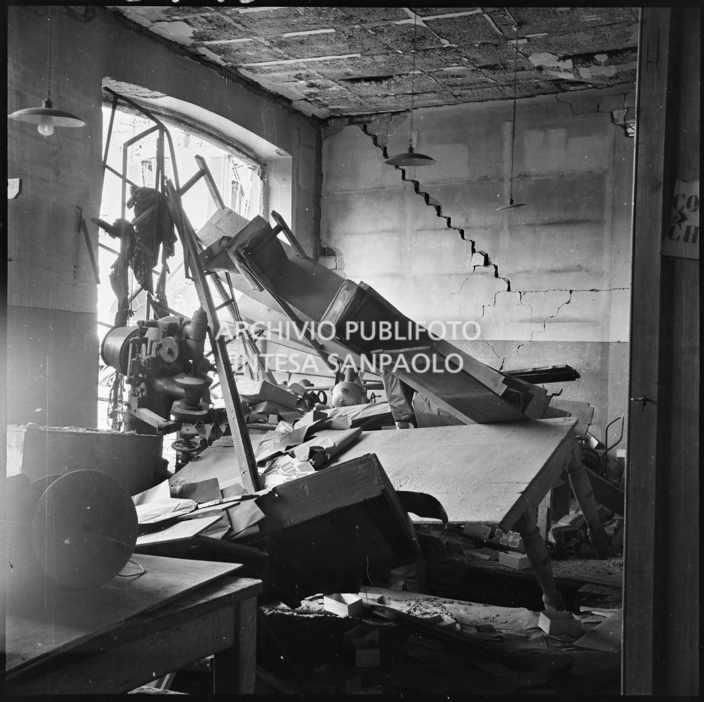La sede della Plasmon, in via Archimede a Milano, distrutta dai bombardamenti