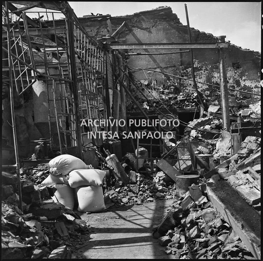 La sede della Plasmon, in via Archimede a Milano, distrutta dai bombardamenti