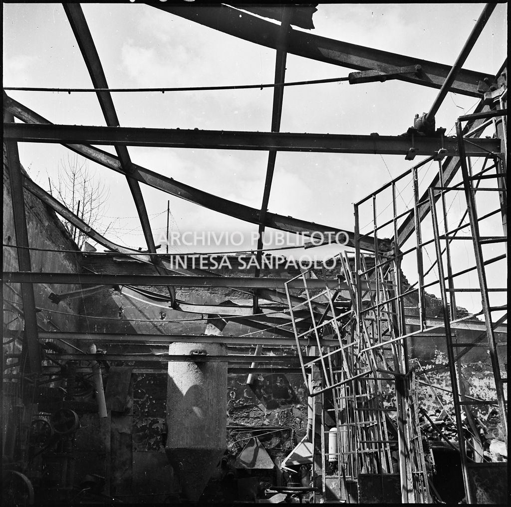 La sede della Plasmon, in via Archimede a Milano, distrutta dai bombardamenti