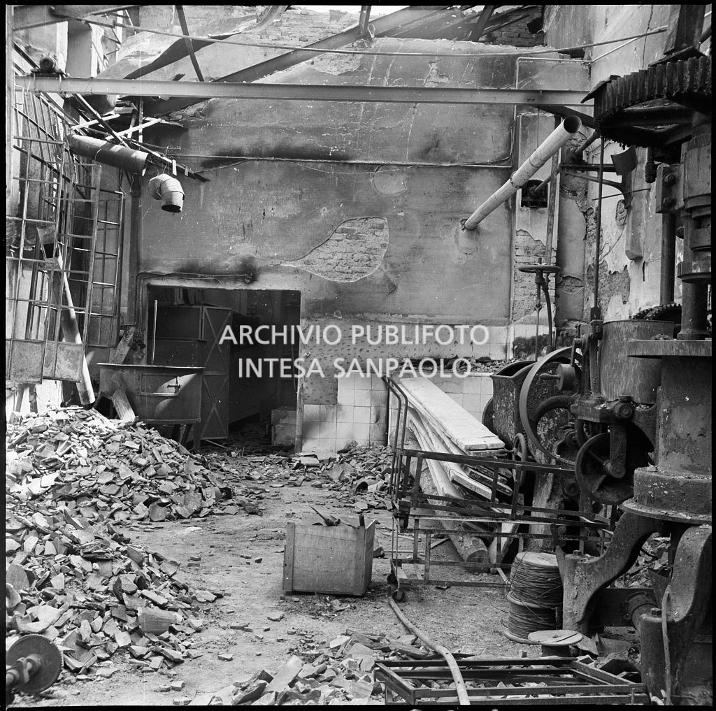 La sede della Plasmon, in via Archimede a Milano, distrutta dai bombardamenti