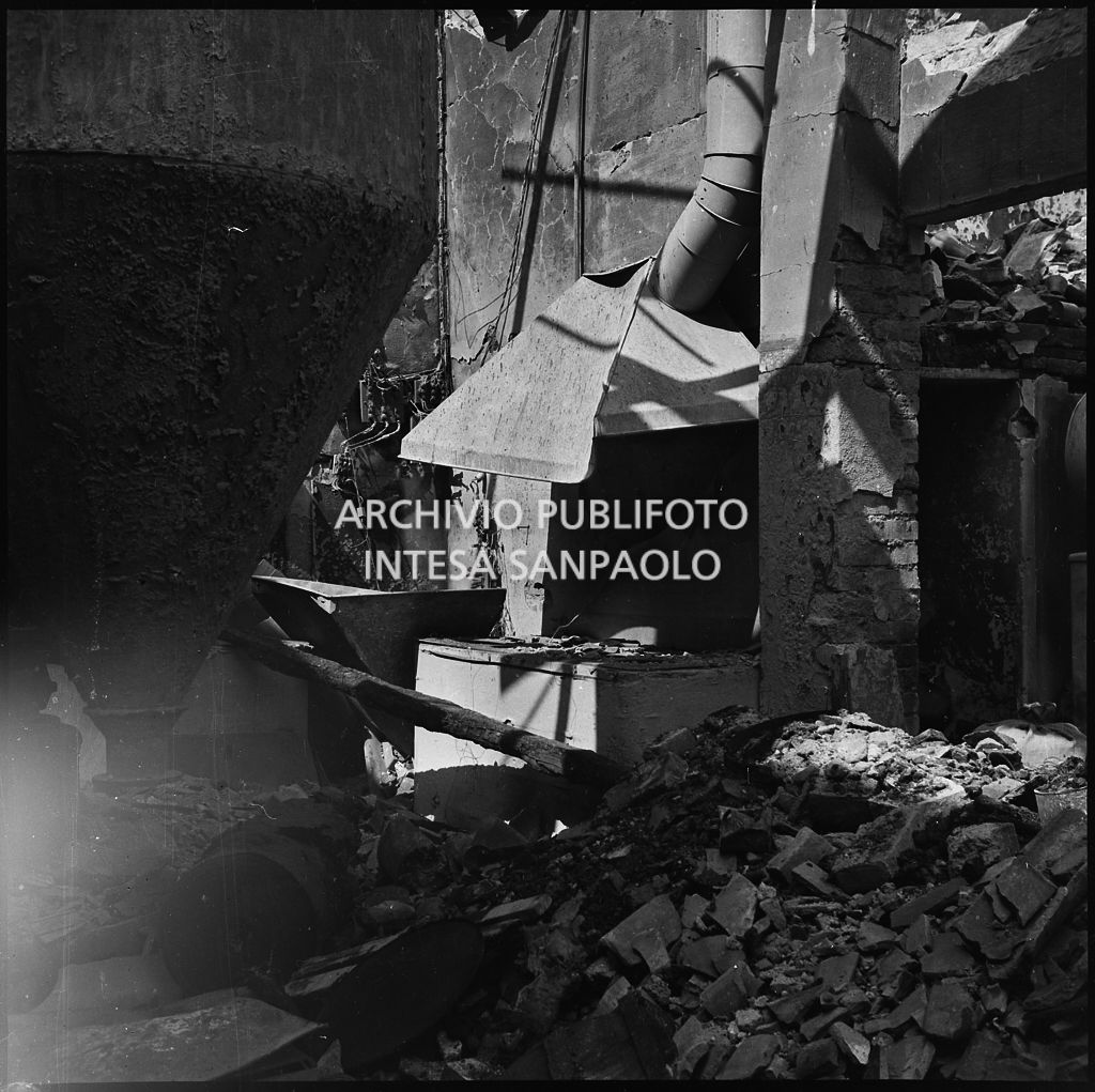 La sede della Plasmon, in via Archimede a Milano, distrutta dai bombardamenti