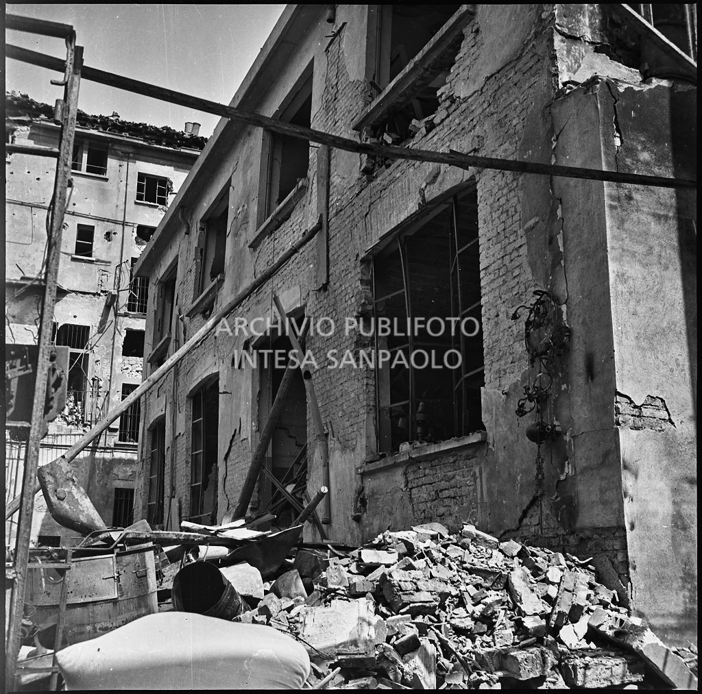 La sede della Plasmon, in via Archimede a Milano, distrutta dai bombardamenti
