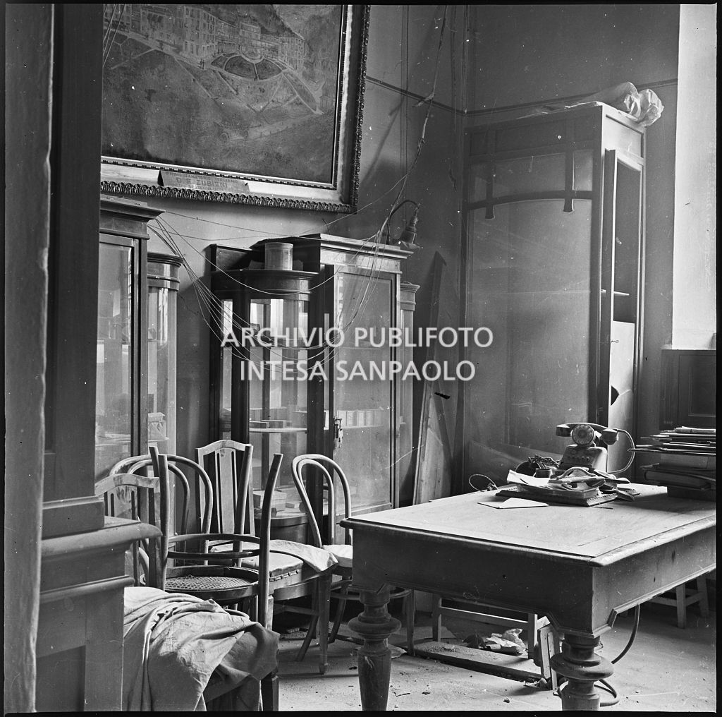 Uffici nella sede della Plasmon, in via Archimede a Milano, gravemente danneggiati dai bombardamenti