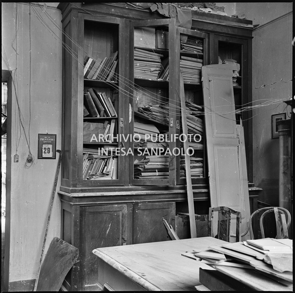 Uffici nella sede della Plasmon, in via Archimede a Milano, gravemente danneggiati dai bombardamenti: sul calendario la data del 29 agosto