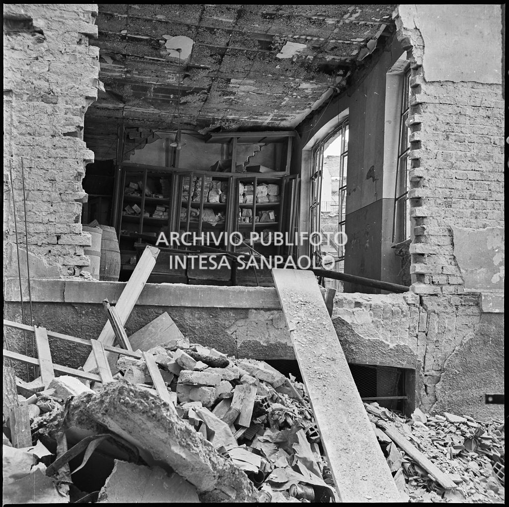 La sede della Plasmon, in via Archimede a Milano, distrutta dai bombardamenti