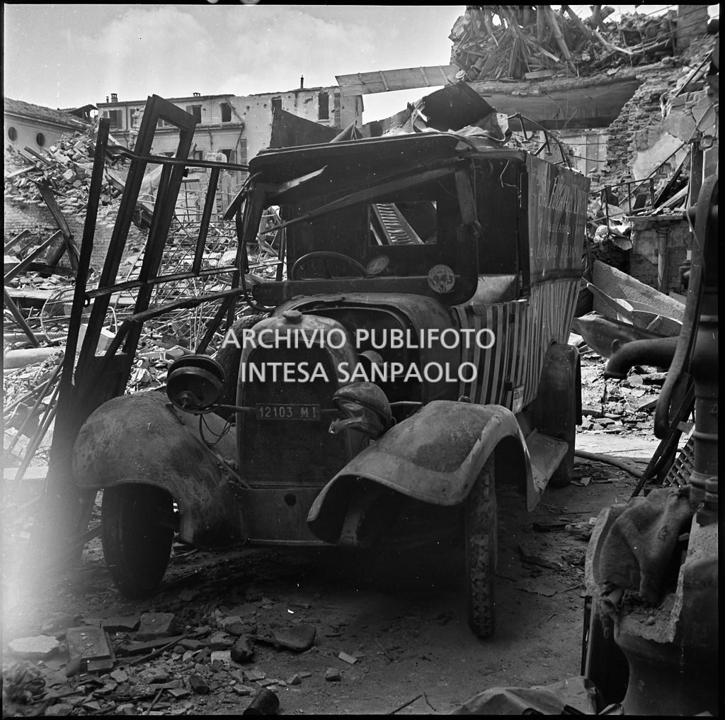 Autofurgonata presso la sede della Plasmon, in via Archimede a Milano, distrutta dai bombardamenti