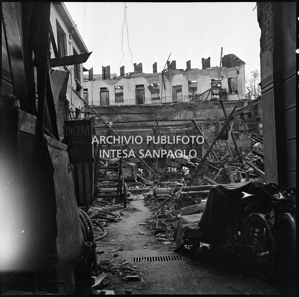 La sede della Plasmon, in via Archimede a Milano, distrutta dai bombardamenti