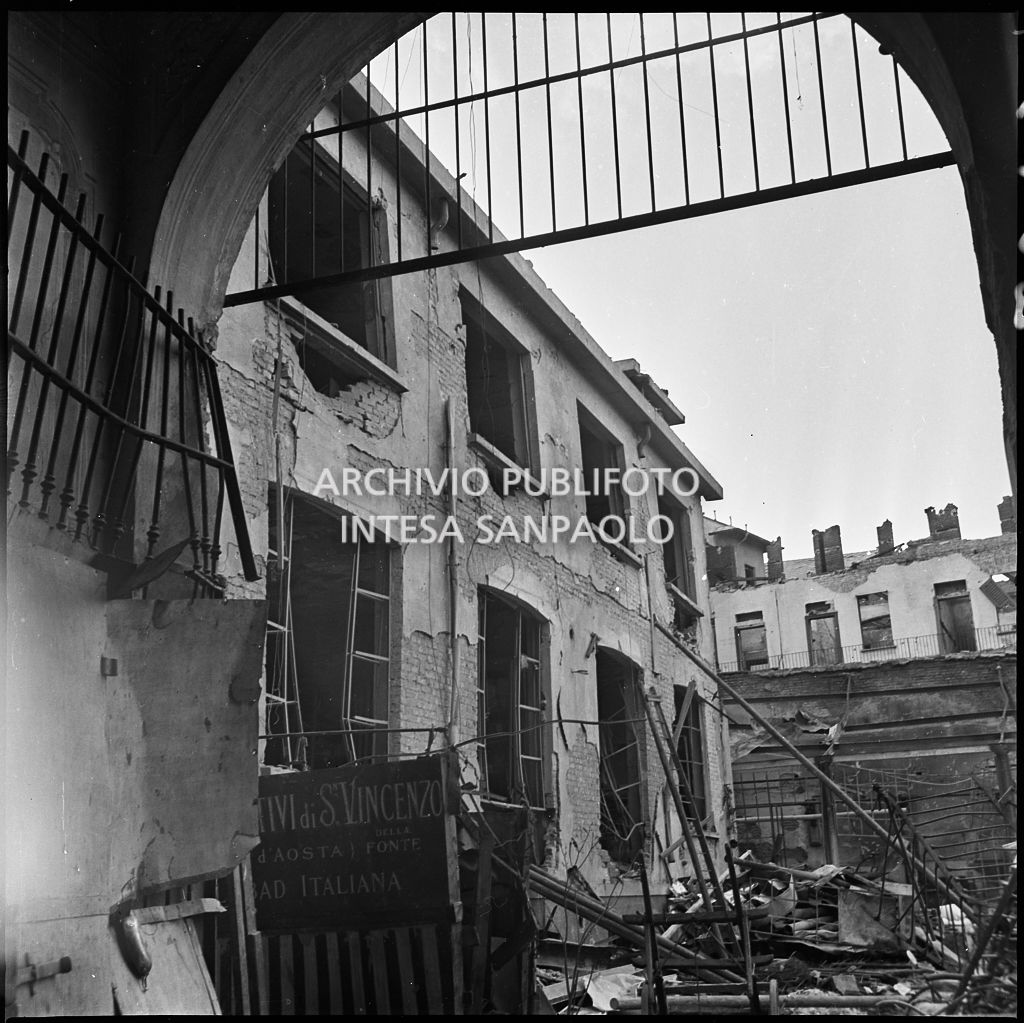 La sede della Plasmon, in via Archimede a Milano, distrutta dai bombardamenti