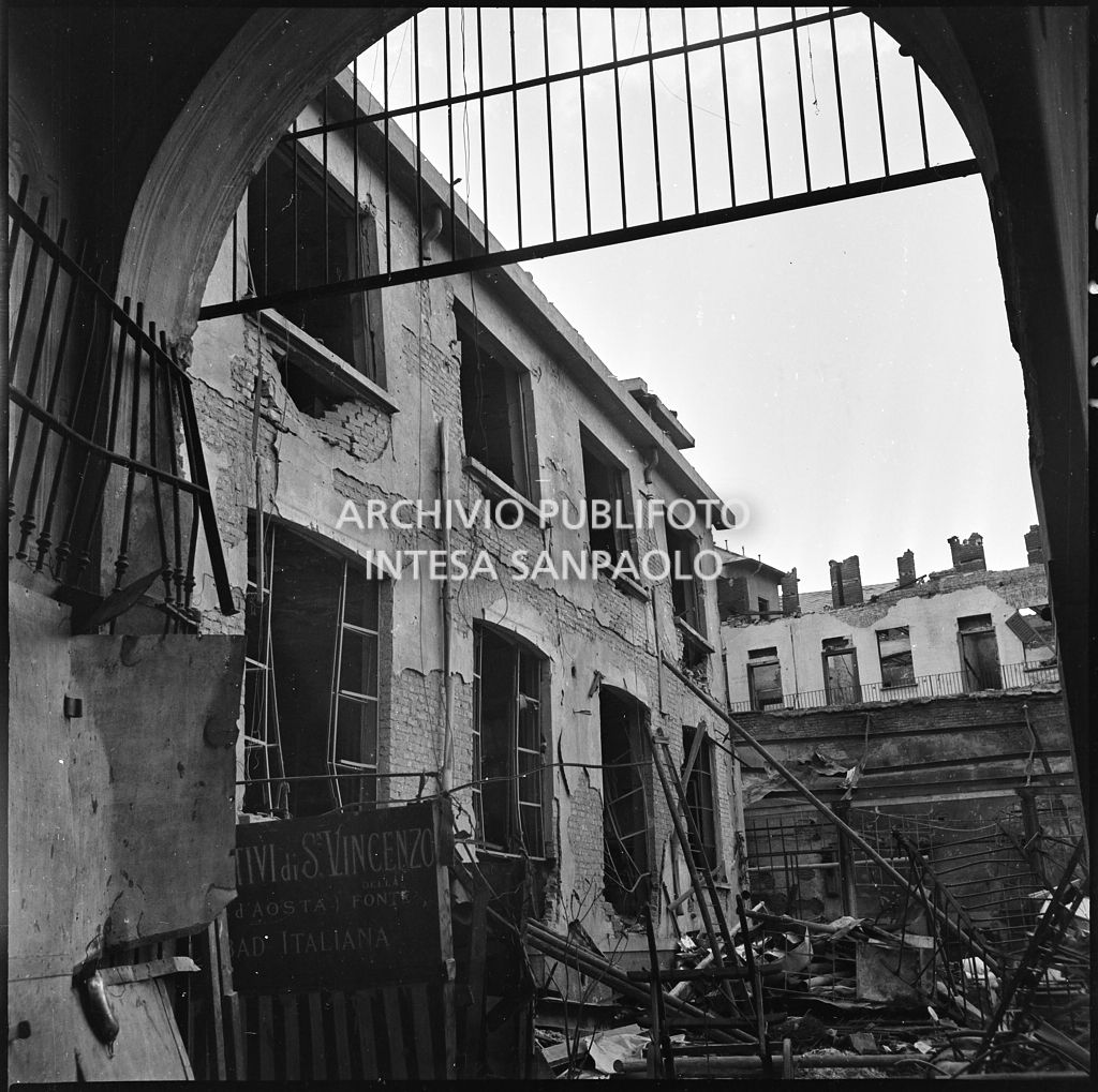 La sede della Plasmon, in via Archimede a Milano, distrutta dai bombardamenti