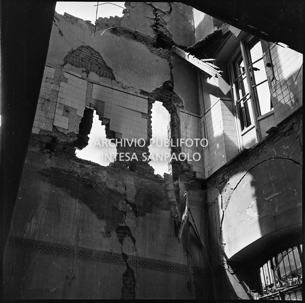 La sede della Plasmon, in via Archimede a Milano, distrutta dai bombardamenti