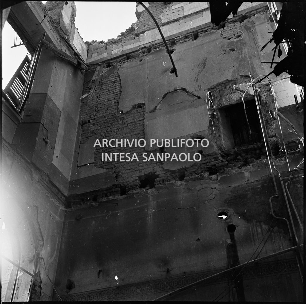 La sede della Plasmon, in via Archimede a Milano, distrutta dai bombardamenti