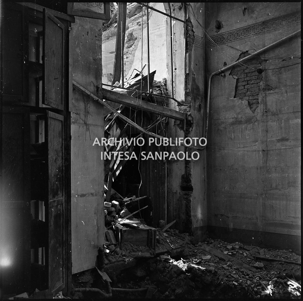 La sede della Plasmon, in via Archimede a Milano, distrutta dai bombardamenti