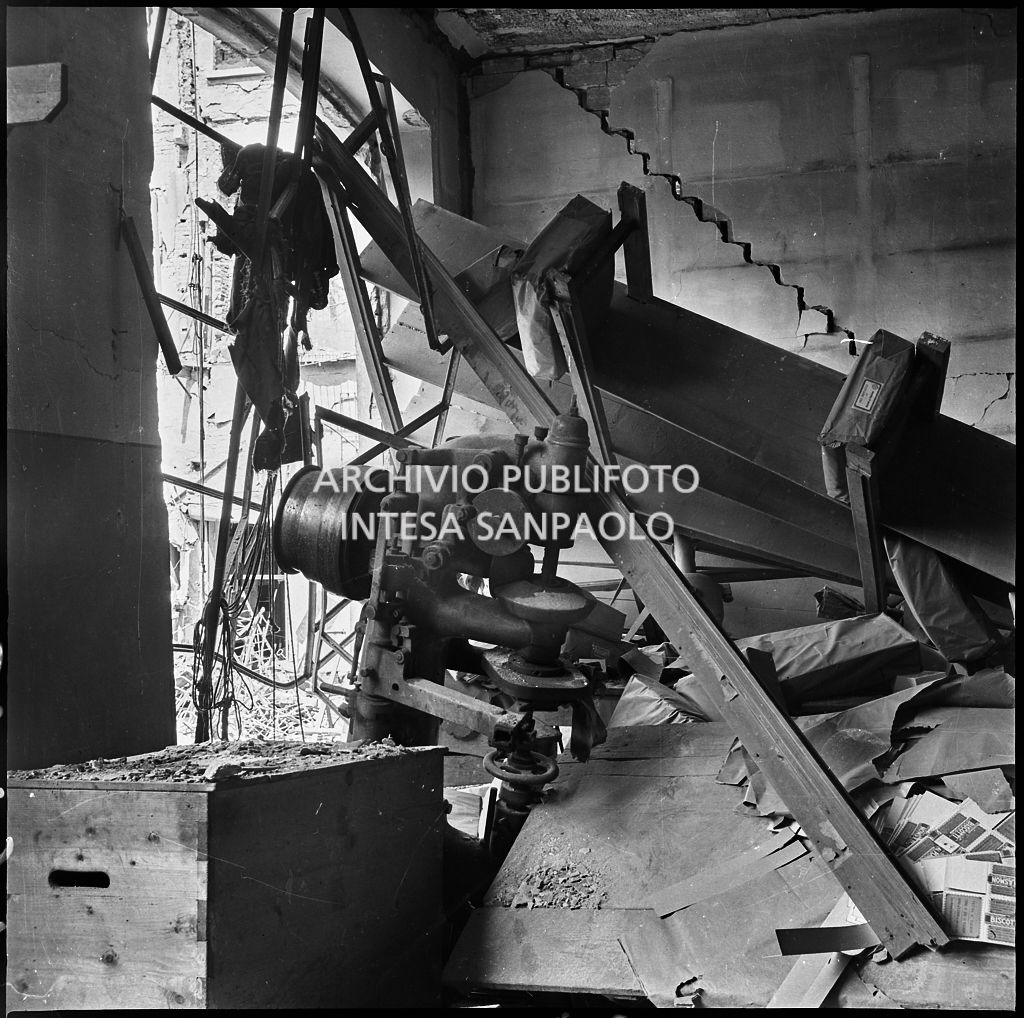 La sede della Plasmon, in via Archimede a Milano, distrutta dai bombardamenti