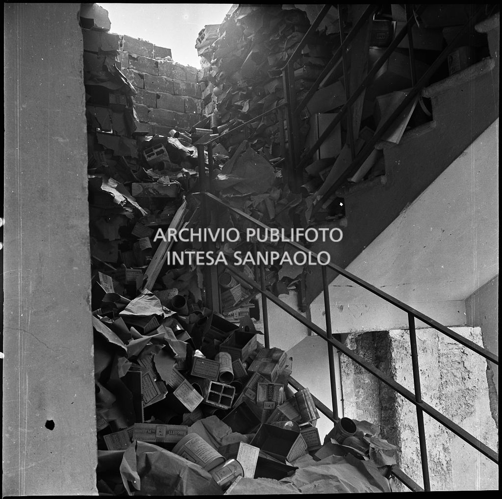 La sede della Plasmon, in via Archimede a Milano, distrutta dai bombardamenti