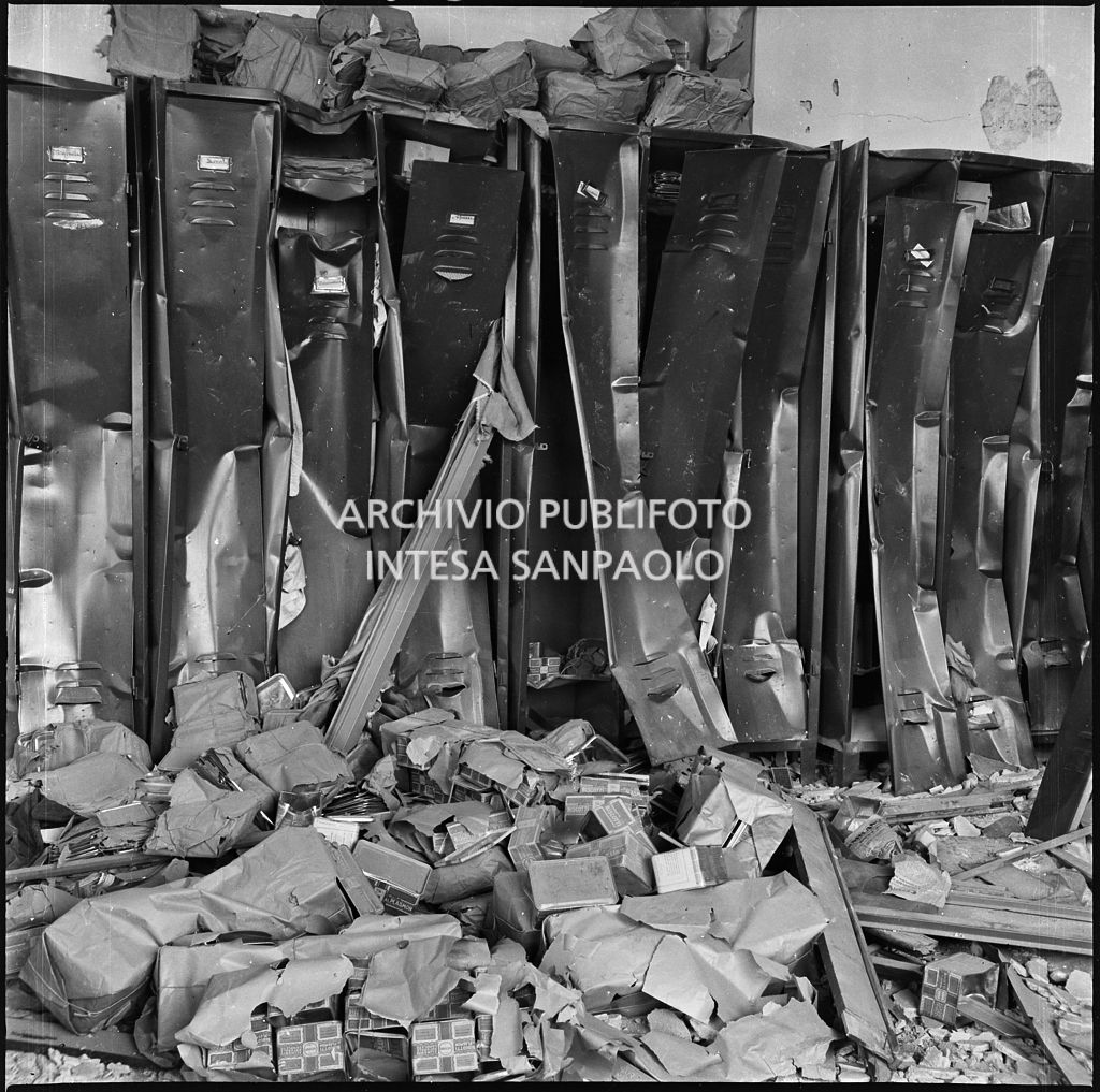 La sede della Plasmon, in via Archimede a Milano, distrutta dai bombardamenti