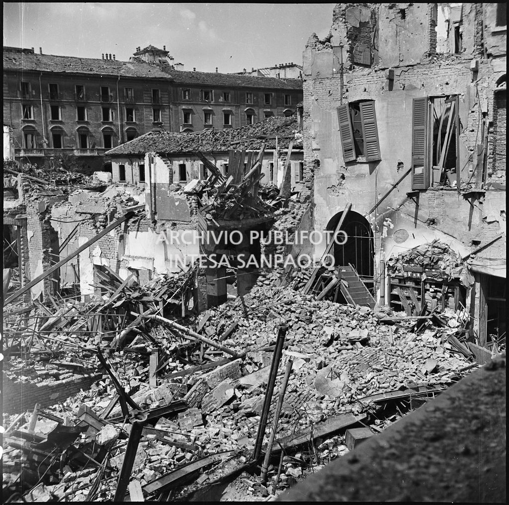 La sede della Plasmon, in via Archimede a Milano, distrutta dai bombardamenti