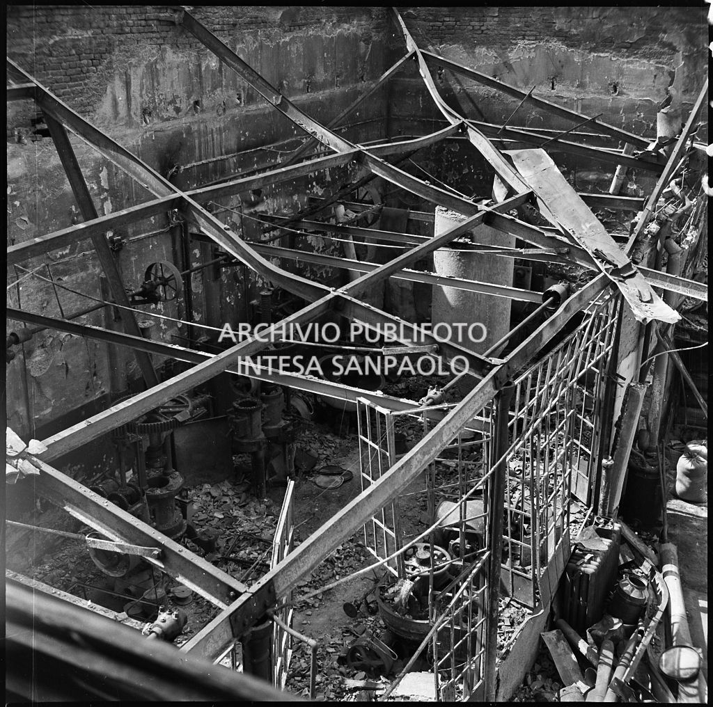 La sede della Plasmon, in via Archimede a Milano, distrutta dai bombardamenti