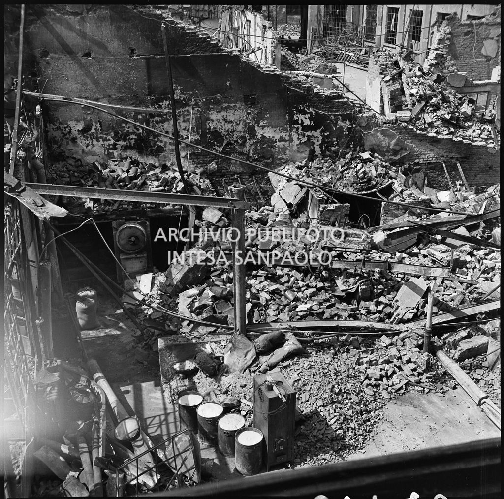 La sede della Plasmon, in via Archimede a Milano, distrutta dai bombardamenti