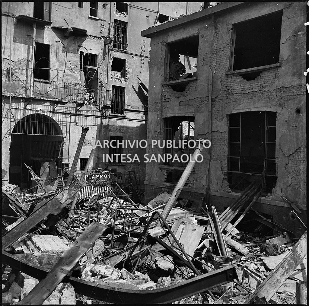 La sede della Plasmon, in via Archimede a Milano, distrutta dai bombardamenti