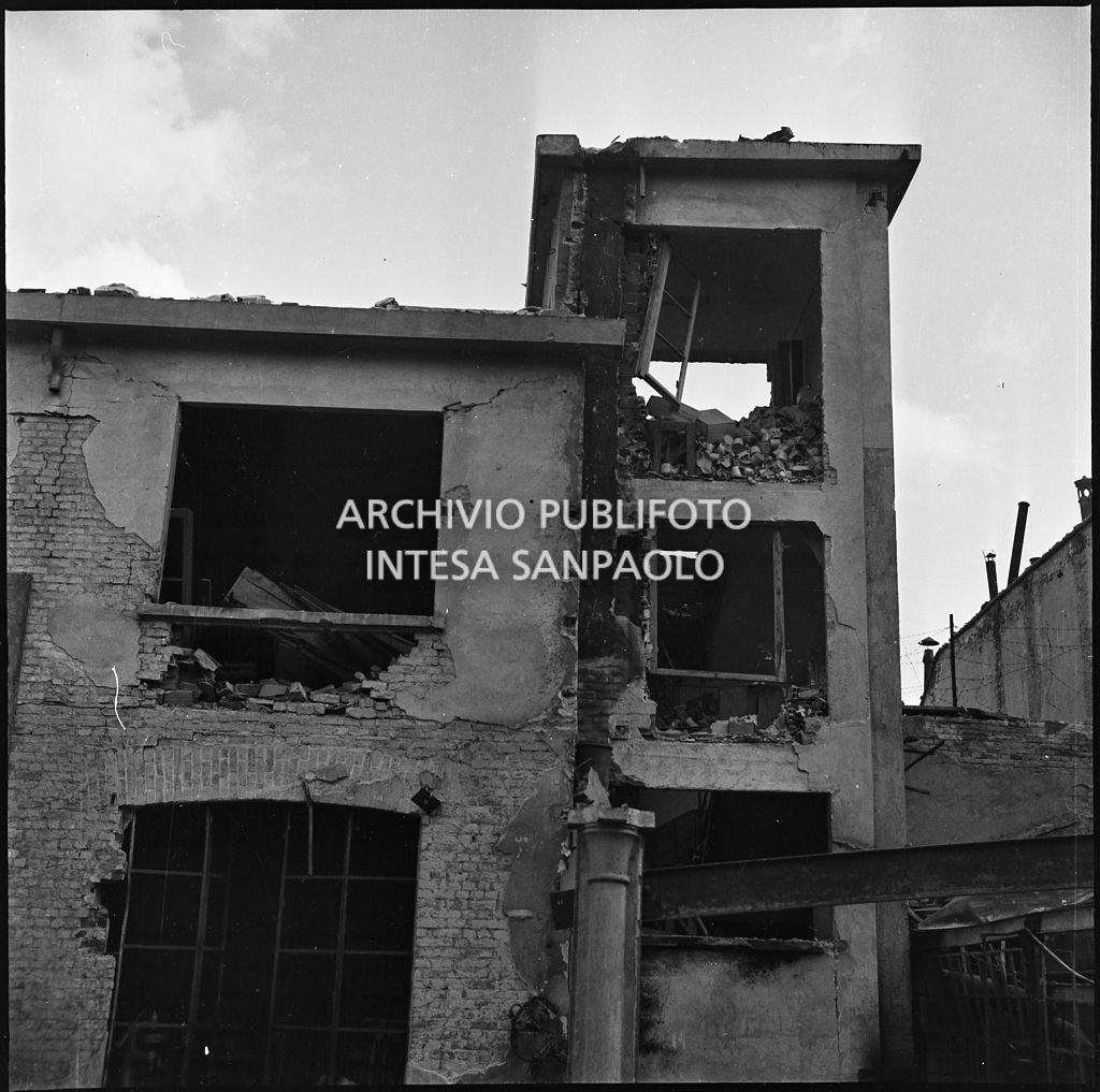 La sede della Plasmon, in via Archimede a Milano, distrutta dai bombardamenti