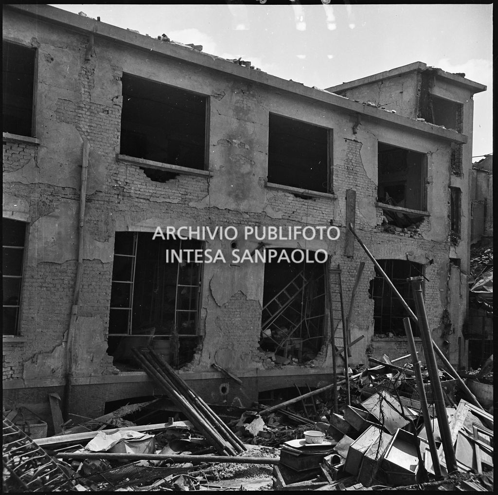 La sede della Plasmon, in via Archimede a Milano, distrutta dai bombardamenti