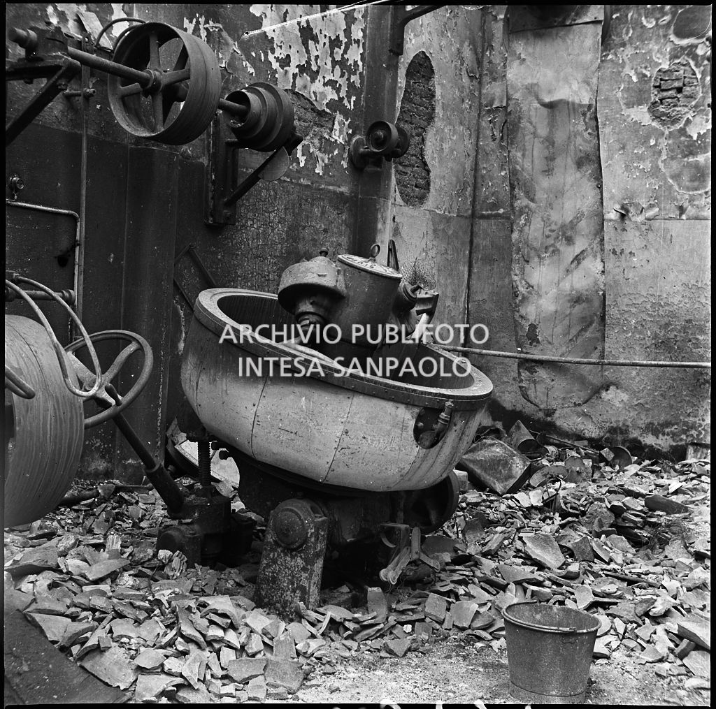 La sede della Plasmon, in via Archimede a Milano, distrutta dai bombardamenti