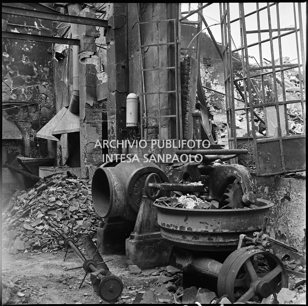 La sede della Plasmon, in via Archimede a Milano, distrutta dai bombardamenti