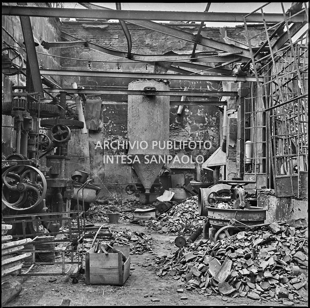 La sede della Plasmon, in via Archimede a Milano, distrutta dai bombardamenti