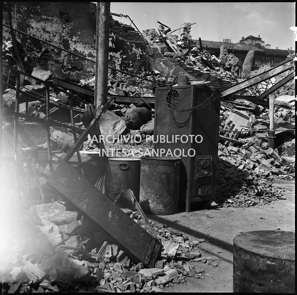 La sede della Plasmon, in via Archimede a Milano, distrutta dai bombardamenti