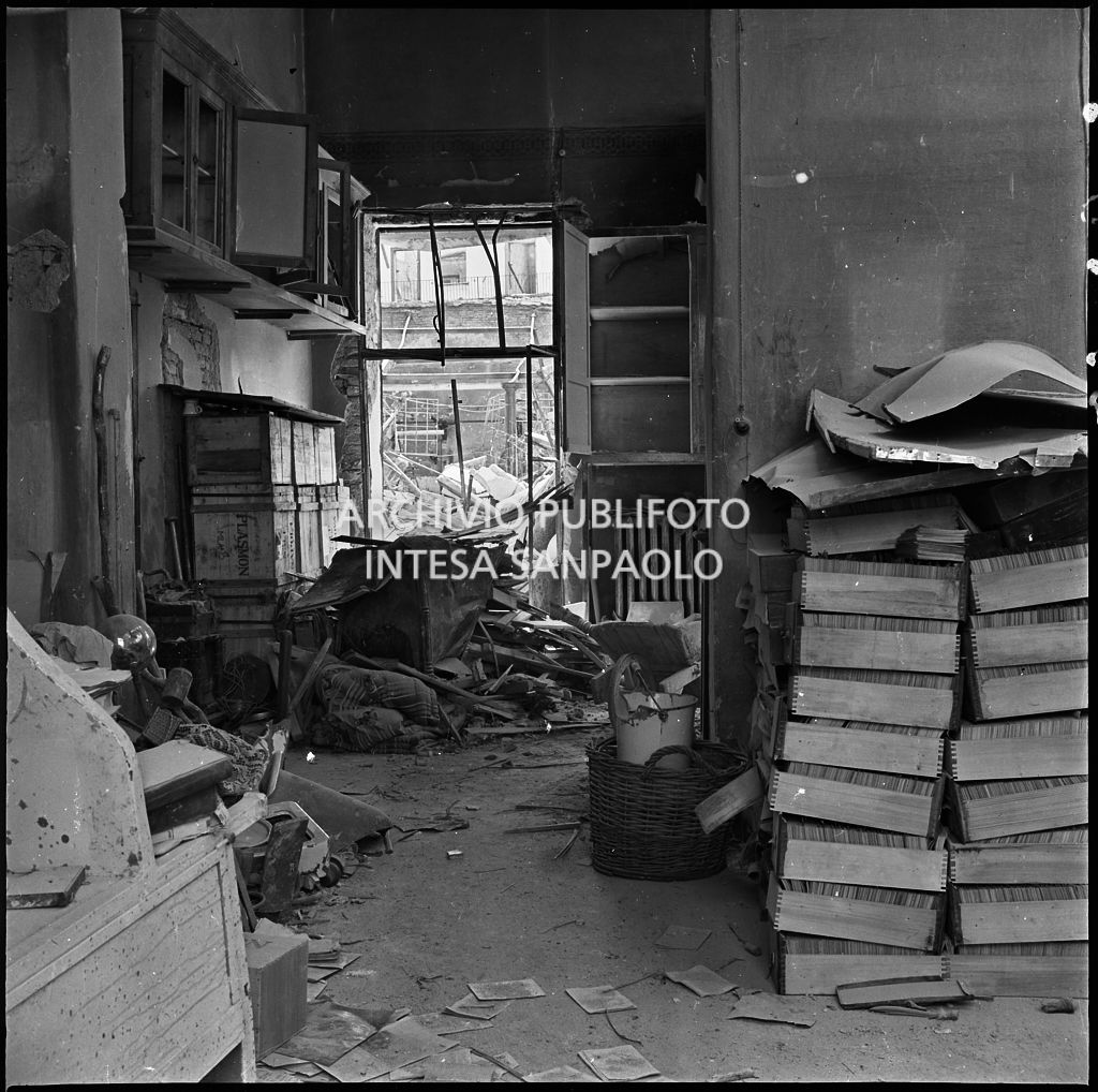 La sede della Plasmon, in via Archimede a Milano, distrutta dai bombardamenti